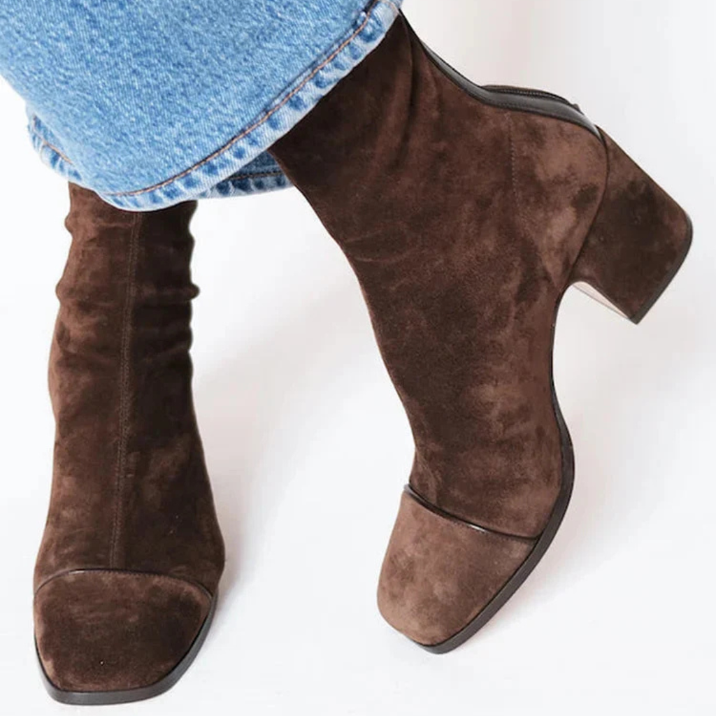 Tova - Din tysta elegans, formad i brun mocka