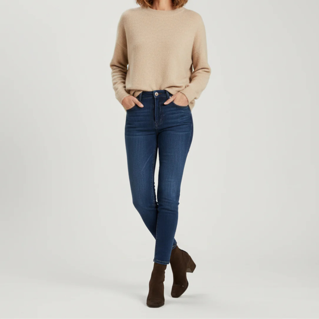 Tova - Din tysta elegans, formad i brun mocka